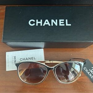 CHANEL Women's Black and Cream Colored Sunglasses New